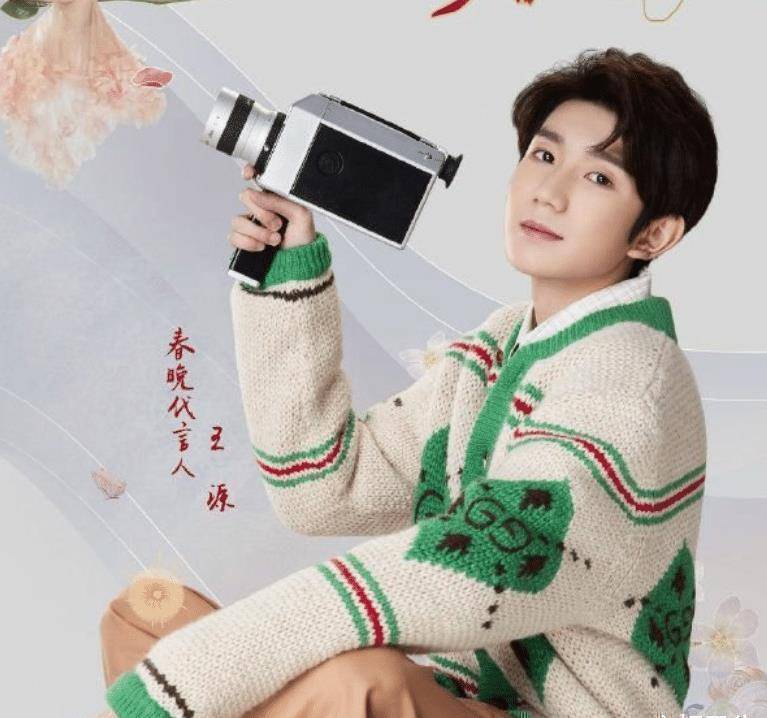 王源再次接受电视采访,在"照妖镜"之下,面部上痘痘很明显!