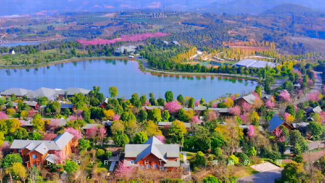 太平湖森林小镇依托特有的高原森林湖泊风貌,结合当地人文景观,致力