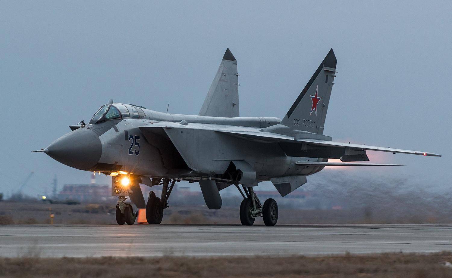 这一战机由俄罗斯米高扬设计局研制的双座双发全天候截击机,于1975年9