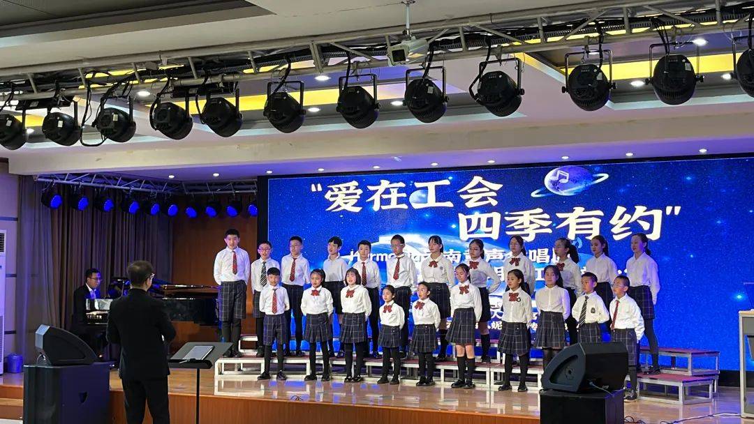 张冰担任常任指挥,青年钢琴家徐晨任钢琴伴奏的harmonia云南童声合唱