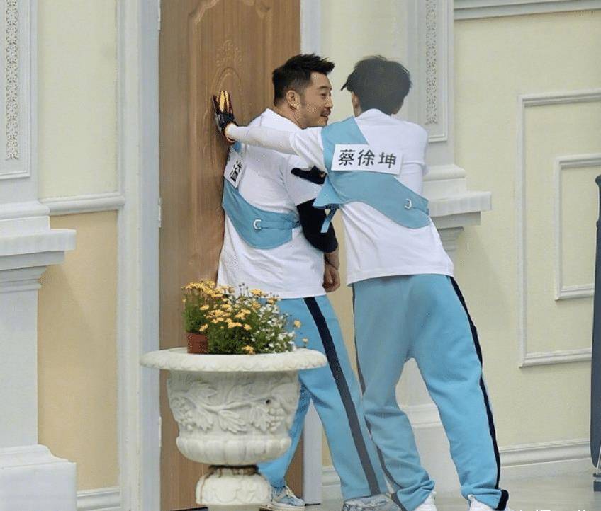 《跑男9》刚开拍,蔡徐坤就被拍到壁咚,但对象让粉丝们很心安_沙溢啦