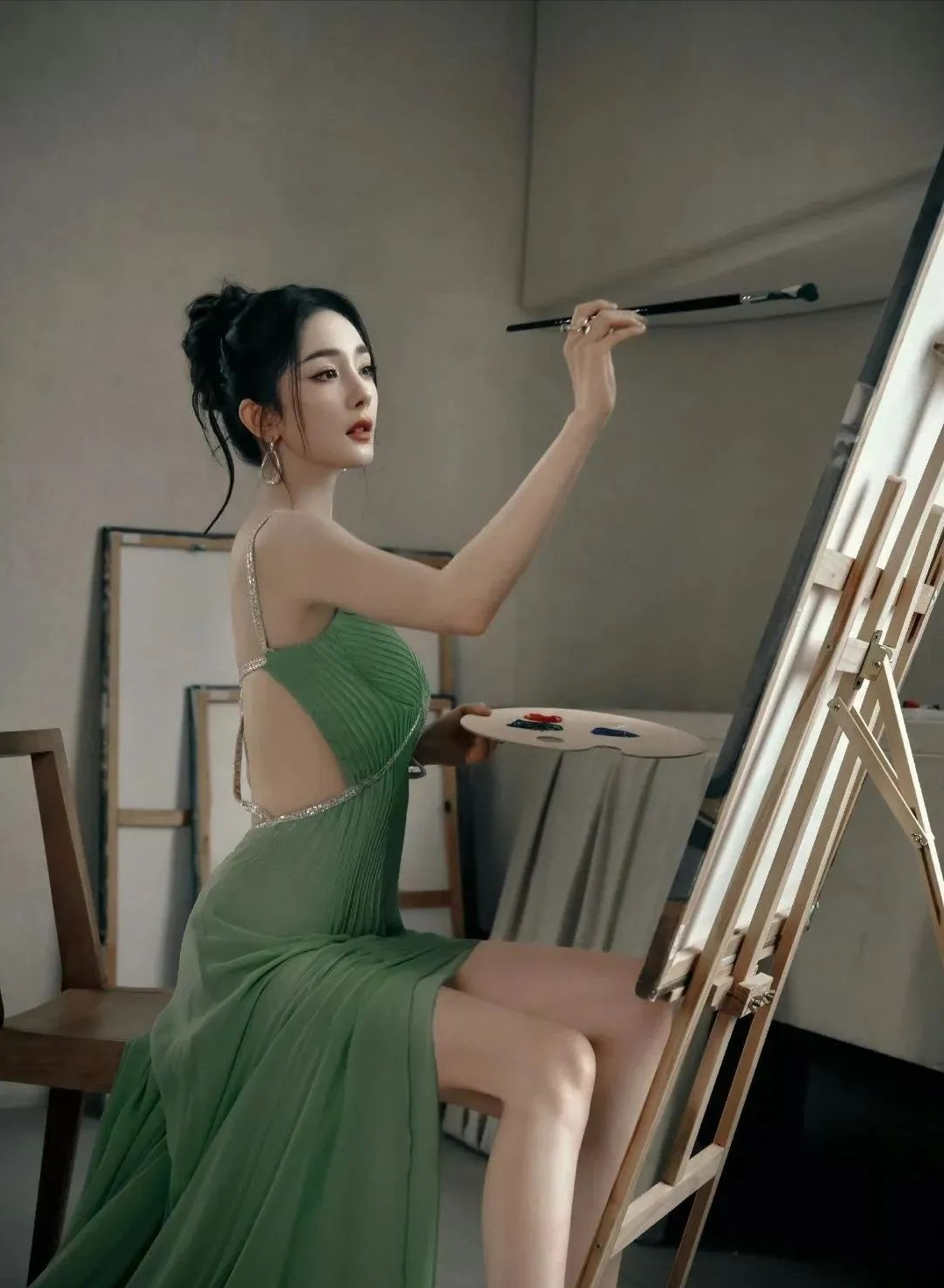 杨幂张雨绮旗袍写真大赏:身材真丰腴秒变"大号水蜜桃",性感又迷人