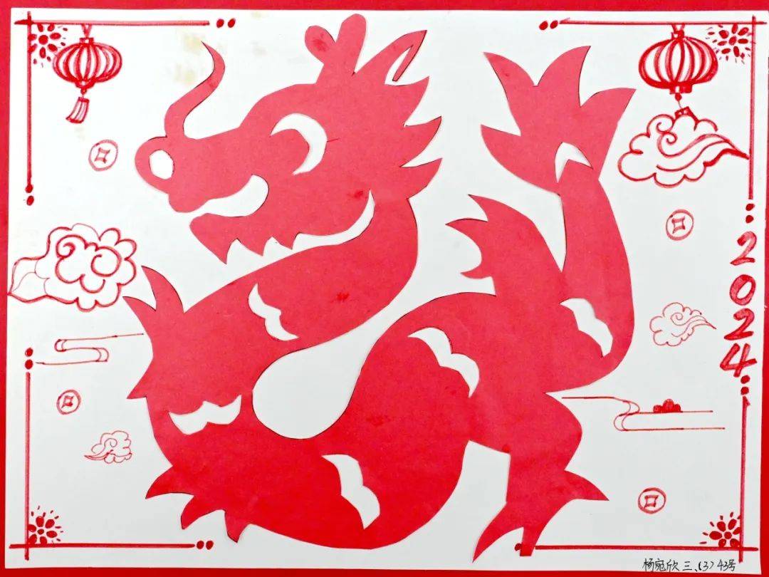 他们的作品五花八门,有威风凛凛的大龙头饰,有活泼可爱的