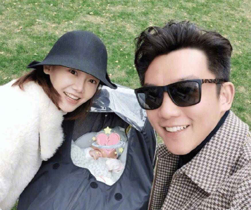 郑恺庆祝宝宝百天,与苗苗合力蹲地拍照,但有谁注意苗苗的状态?