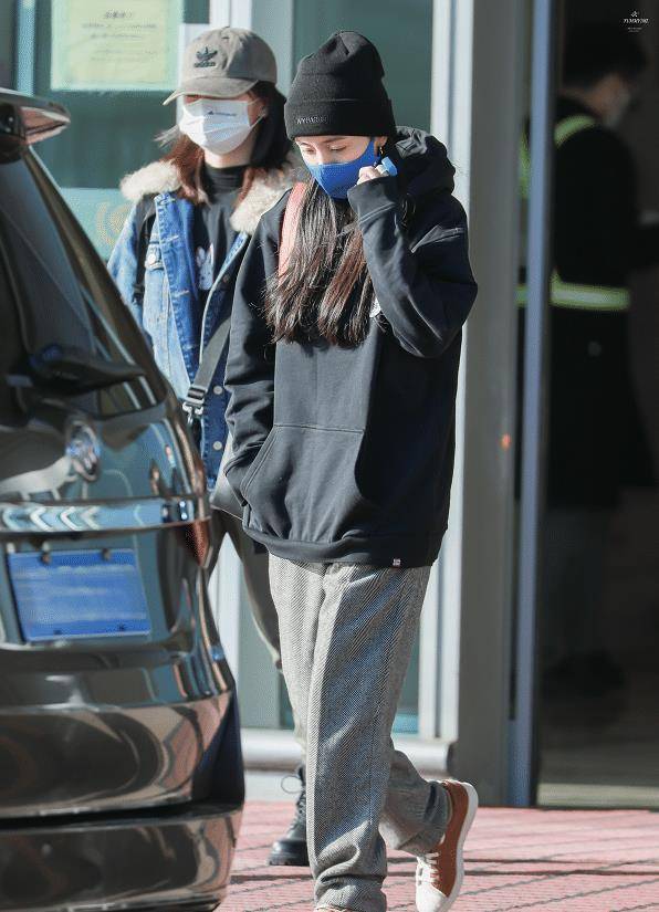 卫衣是一款很值得入手的单品,很休闲舒适,而且宽松的版型也增加了杨幂