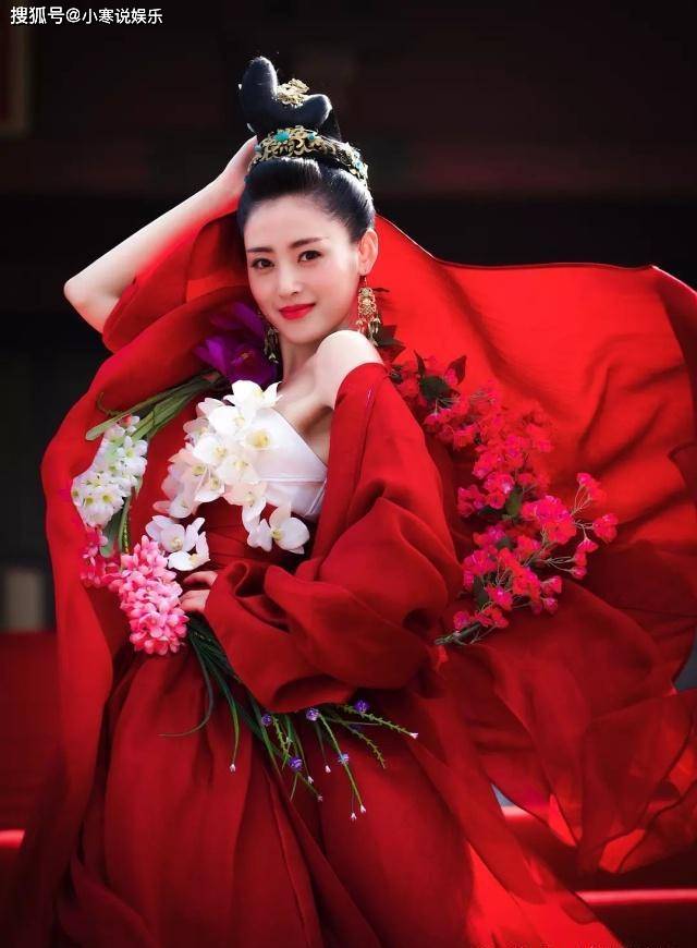 张天爱晒自拍照狂撩粉丝,身穿吊带衫简直美炸,微微一笑超迷人_作品