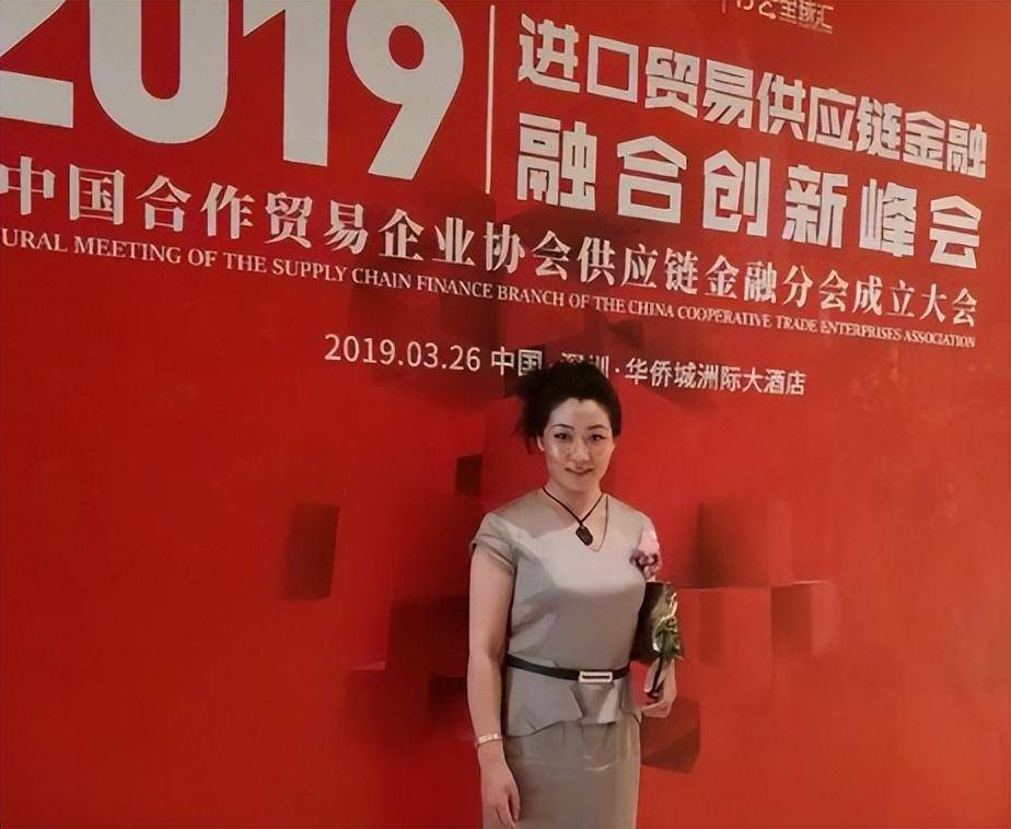 娃流浪街头,曾是跨国公司董事长,身家过亿的女老板_生活_带着_孙静怡