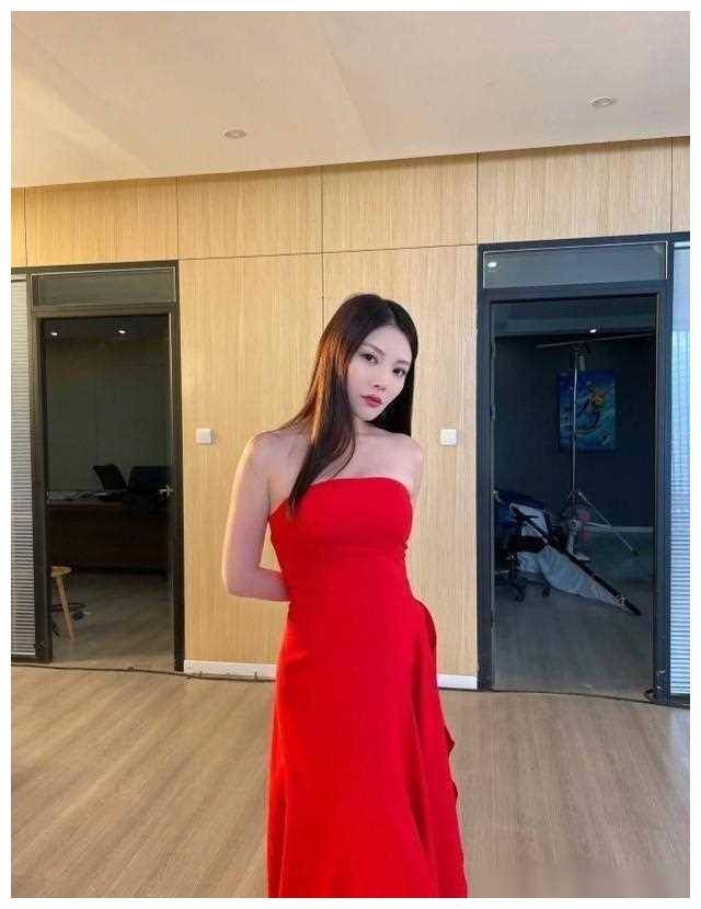 徐冬冬与尹子维的订婚事件让娱乐圈再次燃起了浓烈的甜蜜风暴,也让