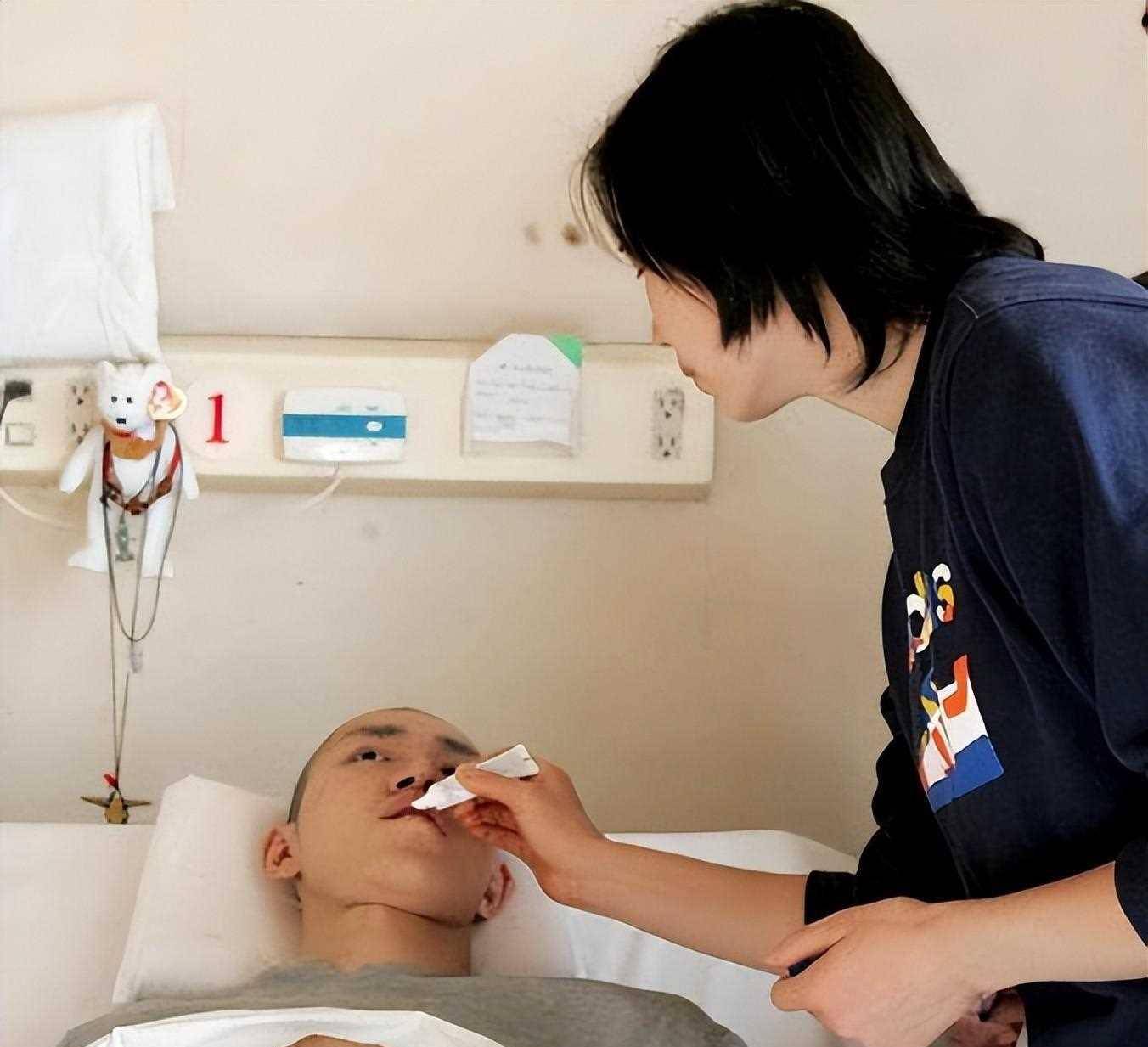 瘫痪17年汤淼近况:母亲女子早已改嫁,女儿已7岁,生活已有保_周苏红