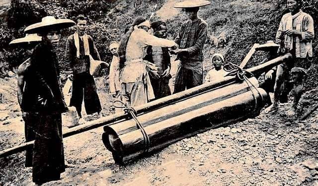 一天中午,邱知县与仵作因事路过东庄,正好走在朱武走过的那条路.