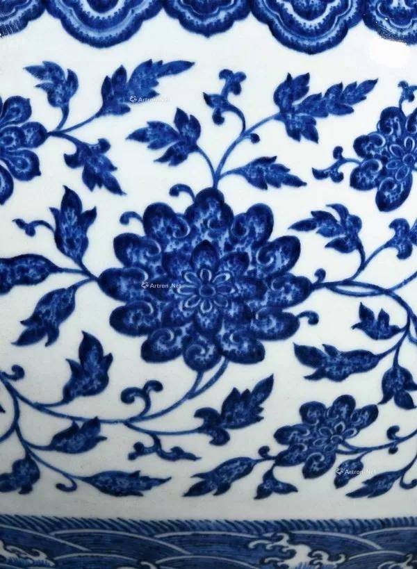 共有十层之多,由口部至底部依次为海浪纹,花叶纹,缠枝番莲纹,如意云