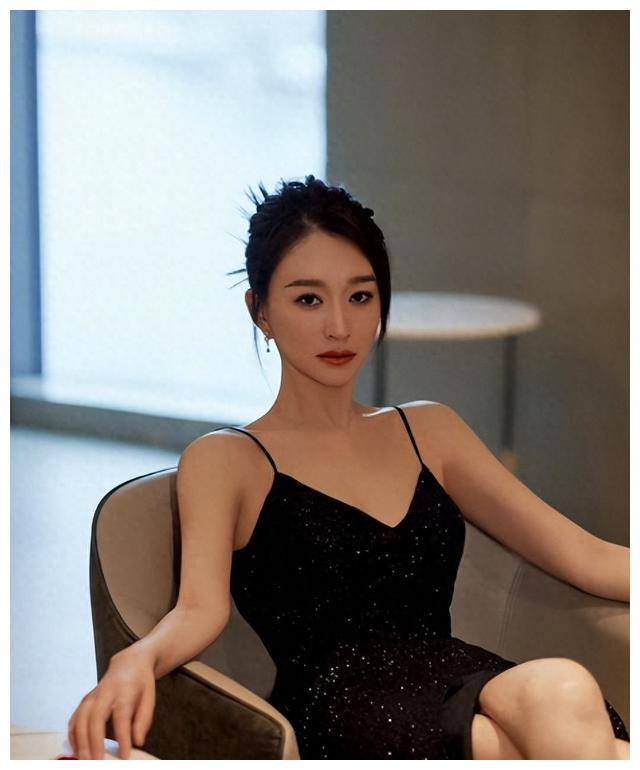 李小冉:从恋爱受控到财团软禁,人间清醒之旅!_故事_爱情_感情