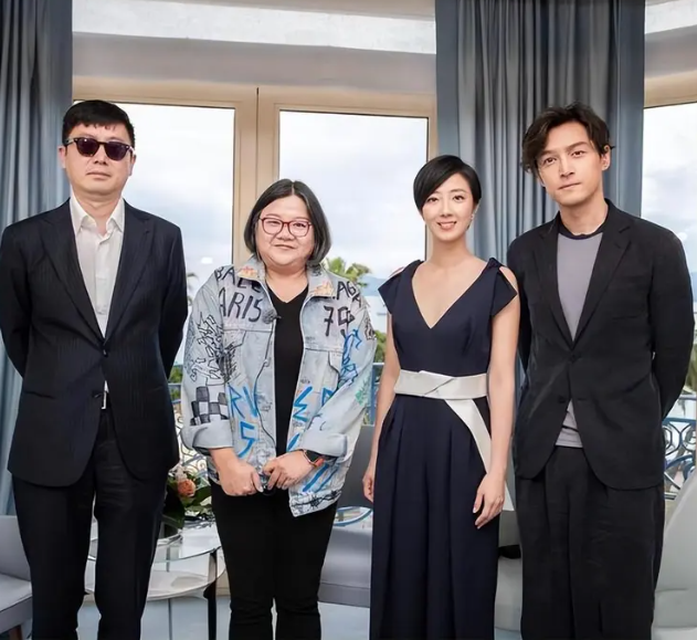 修身裤勾勒逆天超模腿,与吴彦祖同框cp感爆棚_洪晃_身材_黑色