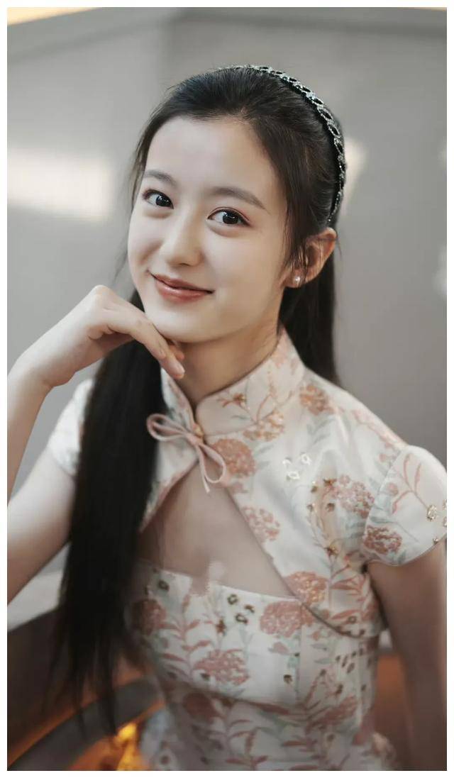 今天又看到了另外一个05后小花裴佳欣的消息,一部剧杀青一部剧在拍