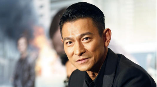 刘德华怎么也想不到,当年随口亲的婴儿,居然差点把他踢下神坛_谢霆锋