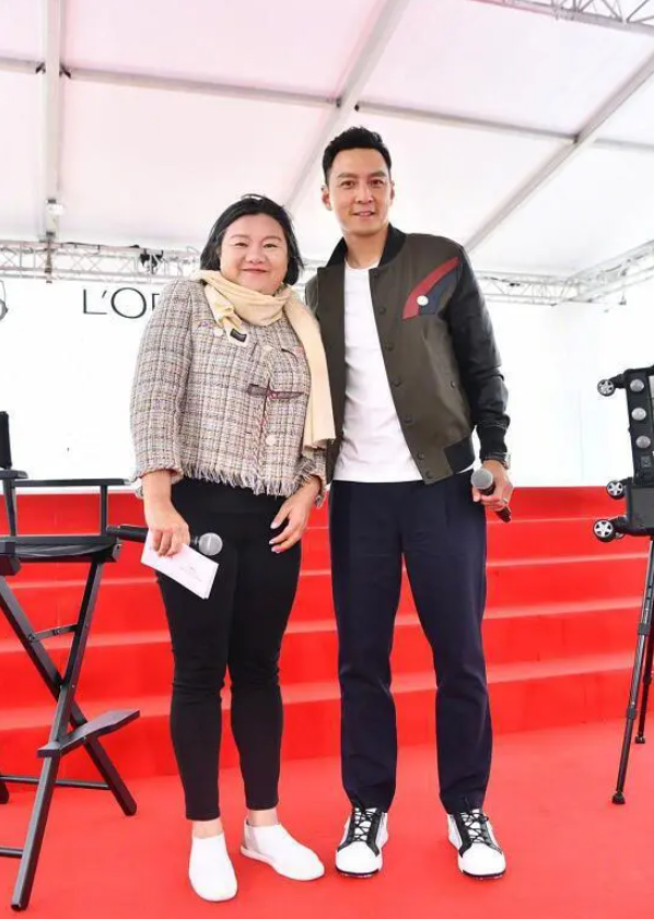 修身裤勾勒逆天超模腿,与吴彦祖同框cp感爆棚_洪晃_身材_黑色