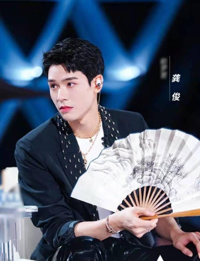 龚俊舞姿太搞笑:展示刚安装的四肢,实力演绎"歌舞双废"_网友_舞蹈