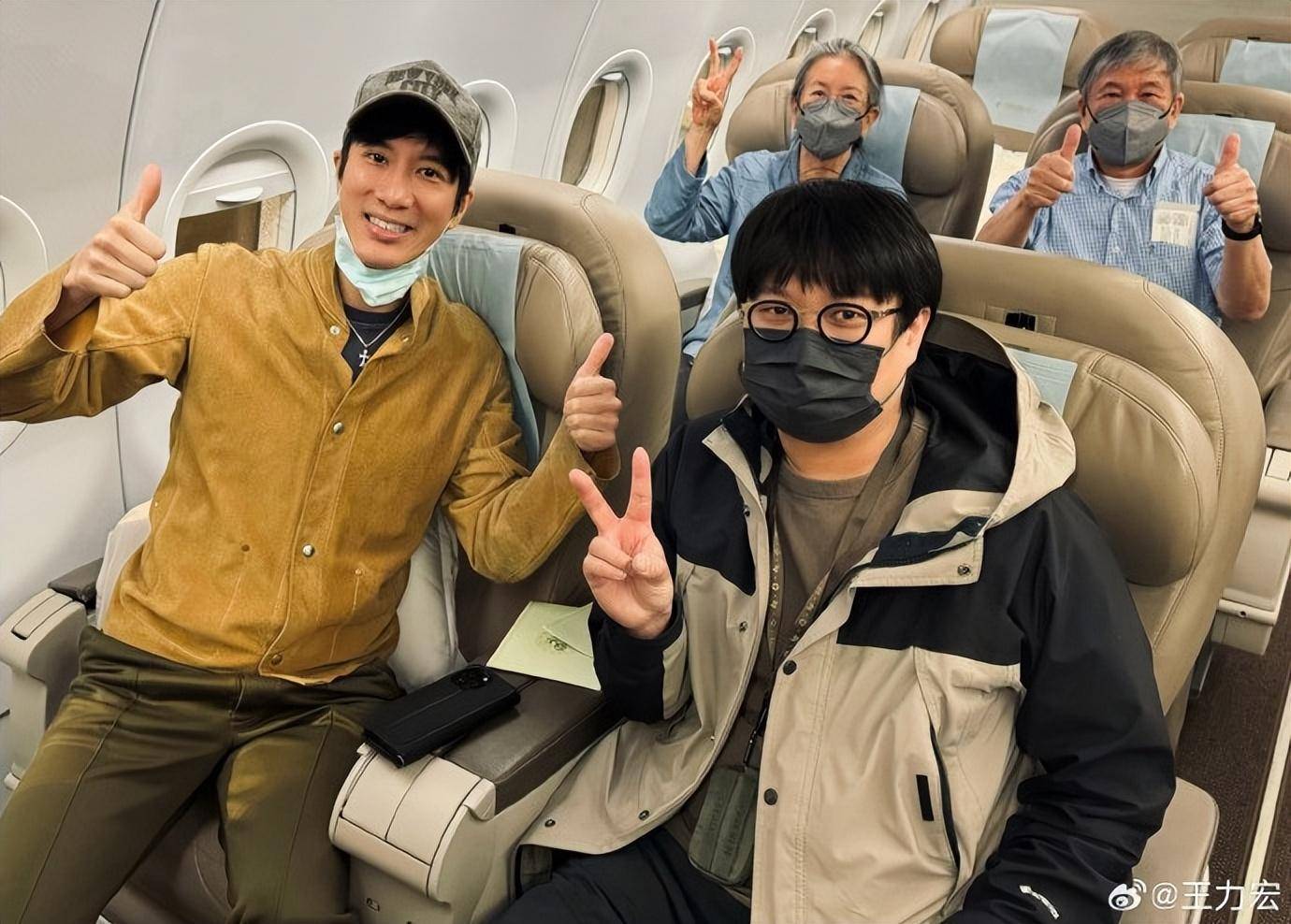 王力宏带父母去三亚旅游,一家人同框书卷气十足,早餐曝光接地气_李靓