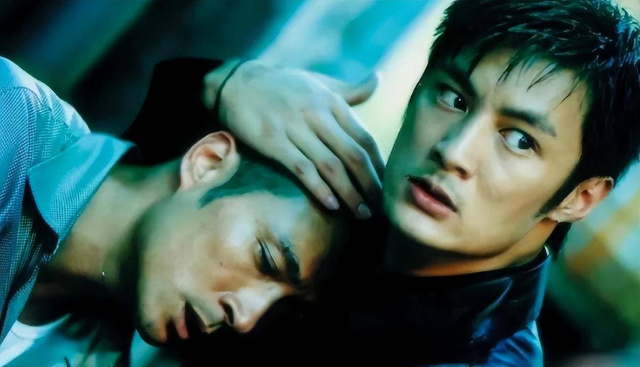 那年,更是与陈冠希,周杰伦等人合作了电影《头文字d》,吸粉无数,赚足