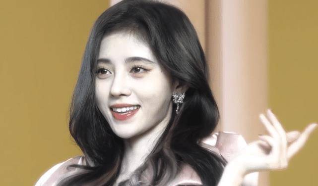 鞠婧祎拍宣传片,未p图花絮曝光,额头大面积涂发际线粉又抢镜了_上镜