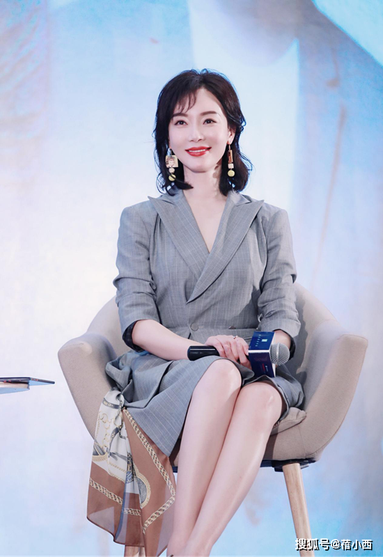 46岁陈数换了齐肩卷发年轻10岁,穿西装 半身裙,美得像换了个人_女性