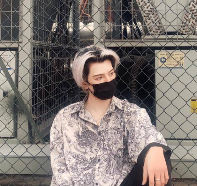 就算戴着口罩,也无法隐藏住高颜值,很多人都被这样的七鹤大人给撩到了