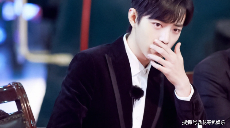 肖战卷入养嫂子事件,被扒与经纪人关系暧昧,戴同款项链共同过年_张晶