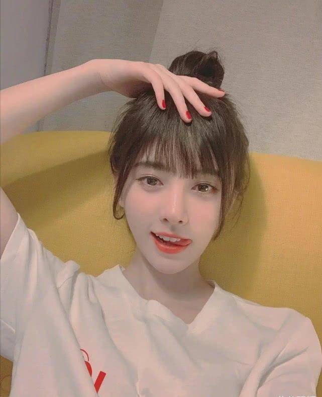 鞠婧祎素颜自拍,开"十级"磨皮,连鼻子都"磨"到看不出来了_照片_皮肤