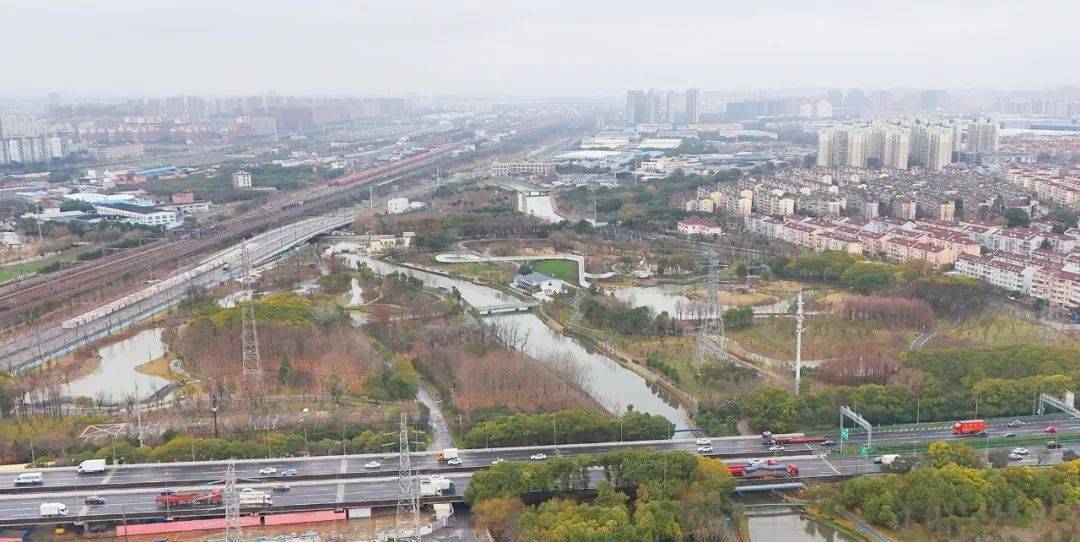 "该工程将林带空间,滨水空间和休憩空间进行规划重组,提升绿地的可达