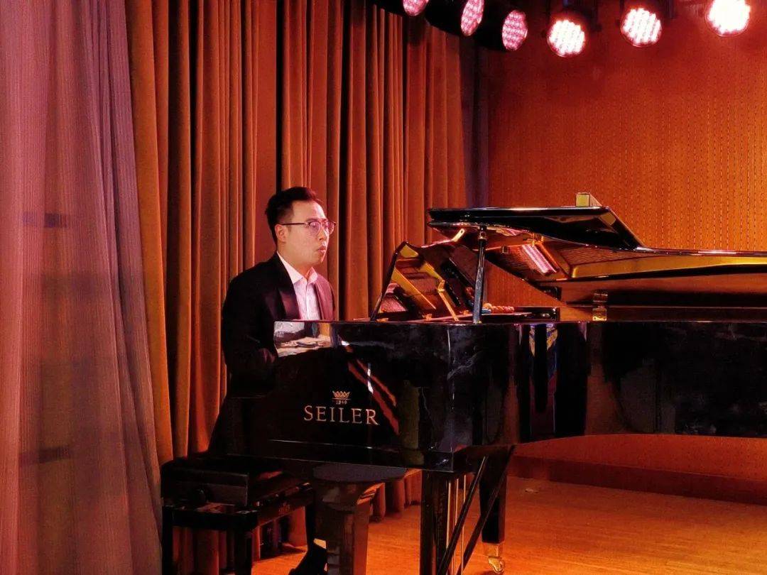张冰担任常任指挥,青年钢琴家徐晨任钢琴伴奏的harmonia云南童声合唱