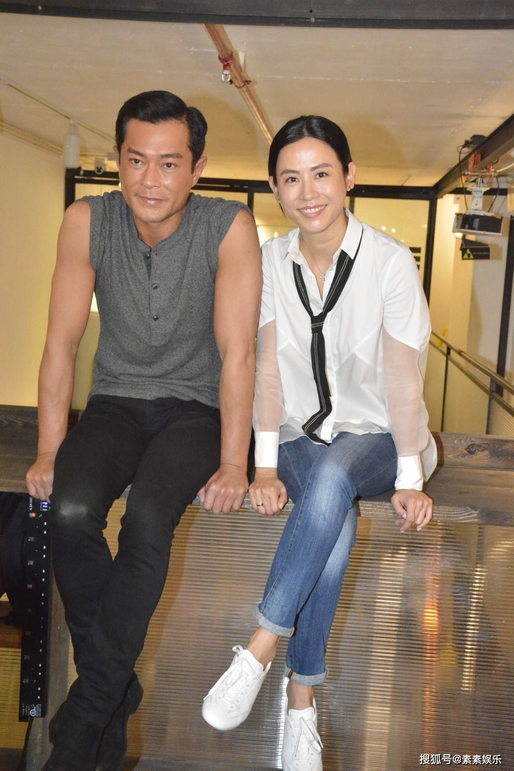 53岁古天乐到泰国拜佛:在4尊金大象上签字,全身黑衣表情严肃_公司