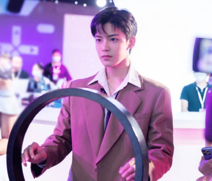 热播中,网传侯明昊又有新剧,并合作当红小花_关晓彤_实力派_演技