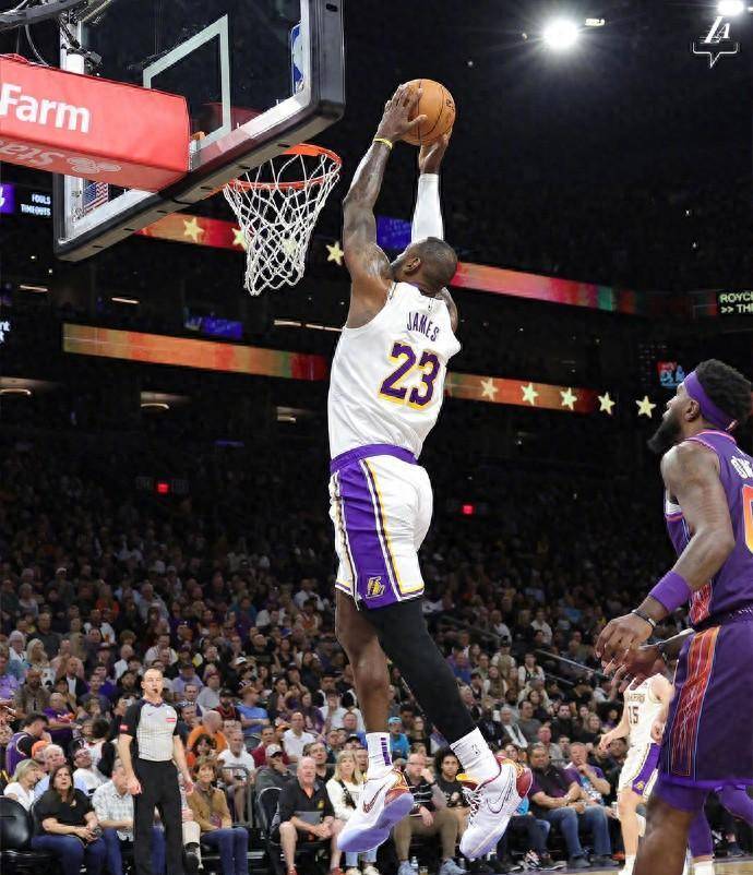 詹姆斯太难了!努基暴打戴维斯,哈姆暂停成罪人_湖人队_太阳队_里维斯