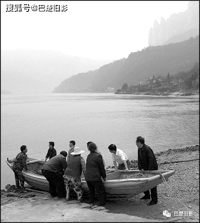 可是上有万州的烤鱼香飘万里,下有武汉的红烧武昌鱼名扬天下,要想从中