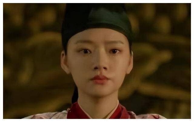 她扮男装,脸上带着一丝冷漠,但眼中却露出一丝柔情.