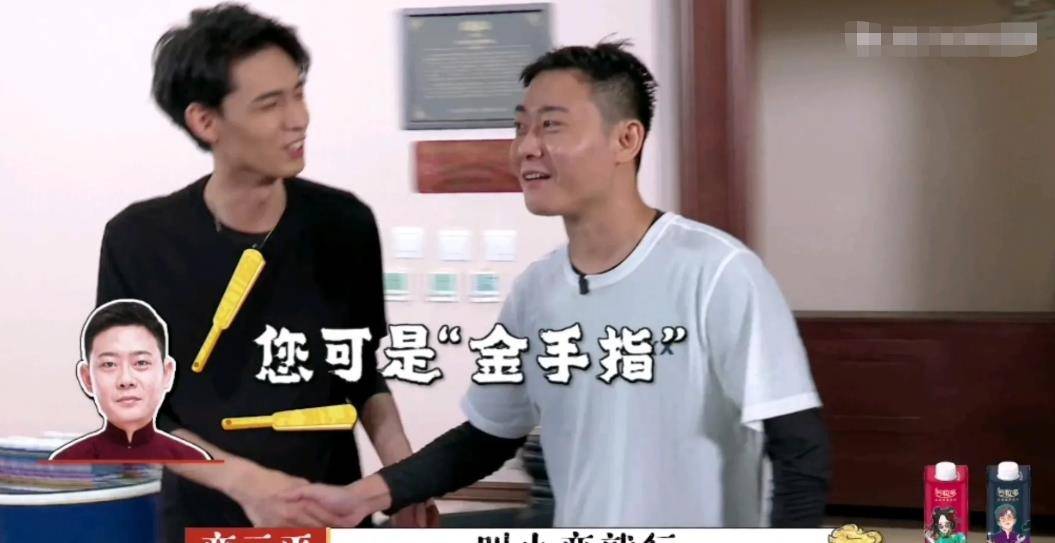 有次秦霄贤带着何九华返场,一开口就唱网红歌.