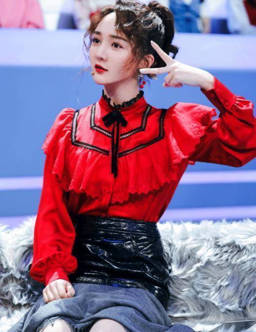 靳梦佳造型偏爱蝴蝶结,好甜好元气!_节目_黑色_红色