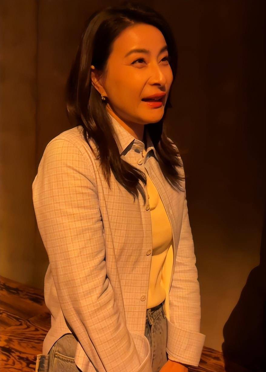 当42岁郭晶晶跟29岁周雨彤站在一起,我才彻底明白