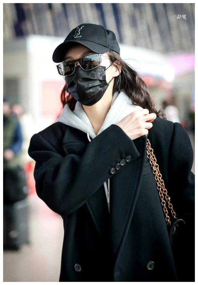 唐嫣黑大衣炸街头!走机场尽显巨星范,同款火爆快断货._成功_造型_事业