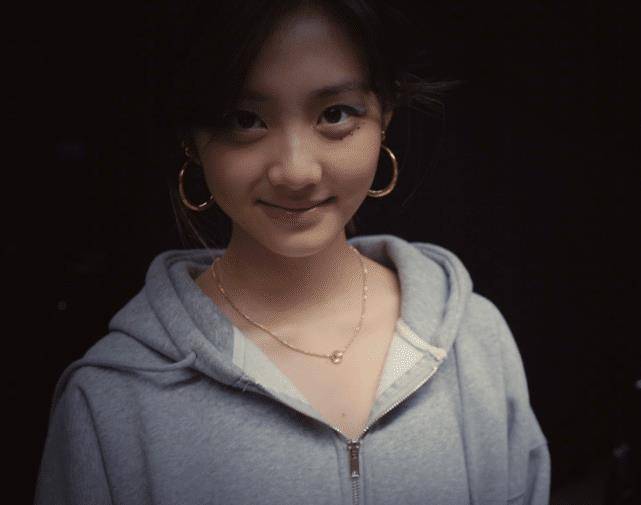 黄磊孙莉晒女儿生日照,16岁多多戴金项链出镜,蓝色眼妆有点显老_孩子