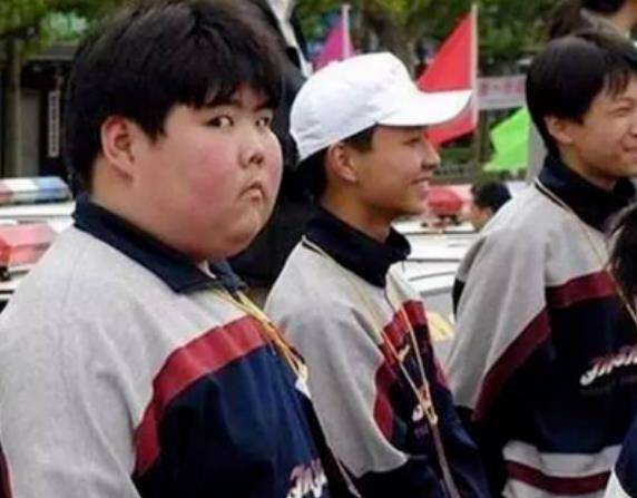 当时谁都没想到,这张"眼神杀",会让默默无闻的小胖火遍全网,红出了