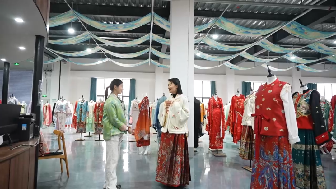 这就是山东·菏泽 | 曹县:"国潮"马面裙走俏春节大市场_汉服_销售