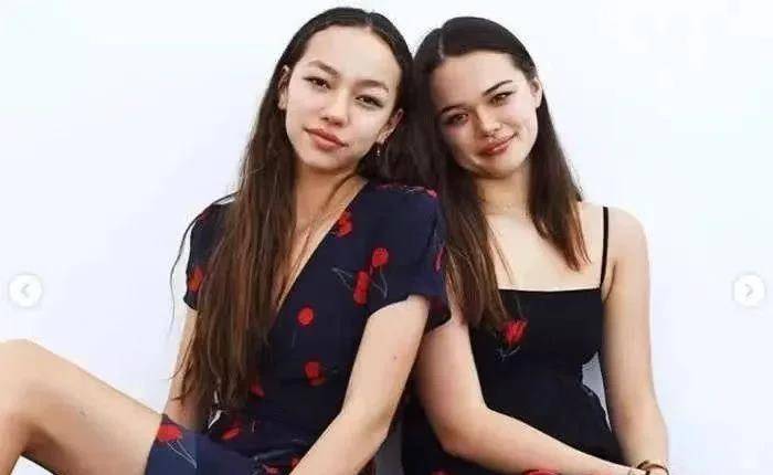 小的时候,带有肉感的格蕾丝更可爱些姐姐格蕾丝从小肉乎乎的,妹妹则是