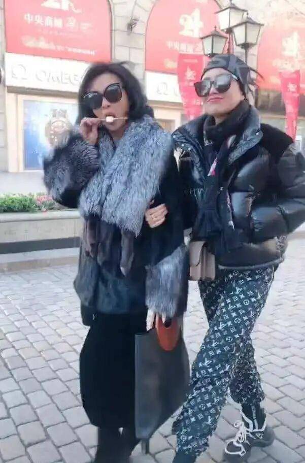 穿名牌手插兜气质不一般,金星穿皮草太贵妇_旗袍_时候_小月