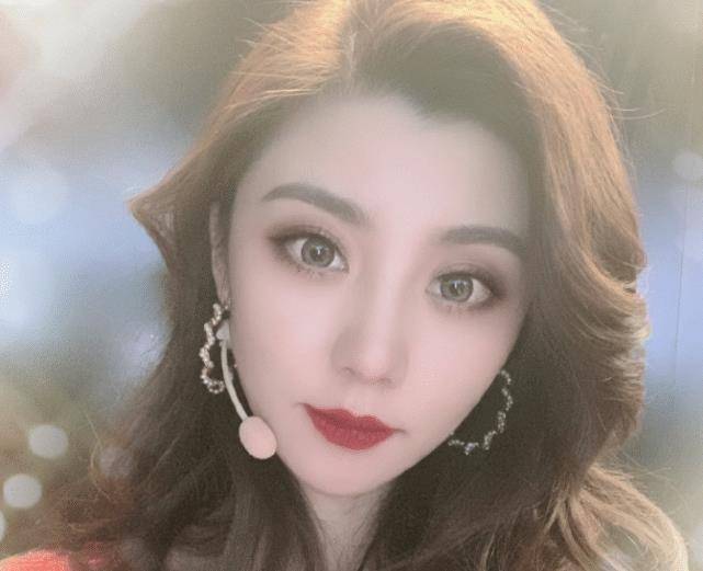 原来费费在2008年北京奥运会的开幕之际,曾经担任过