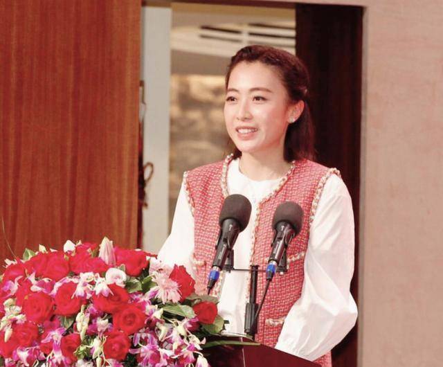 外出购物,身家700亿却驻足百元平价店,获3壮汉护航_女儿_刘秀桦_低调