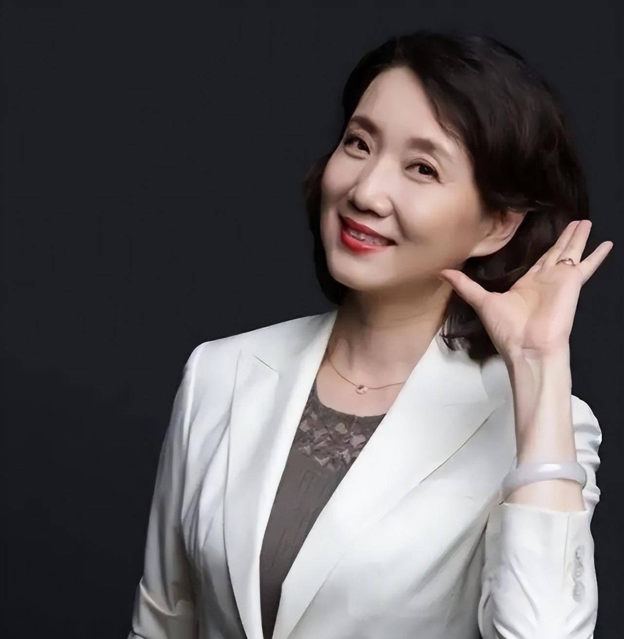 "电视国脸"李修平,主持生涯26年零失误,高龄2婚至今无子_工作_甘肃省