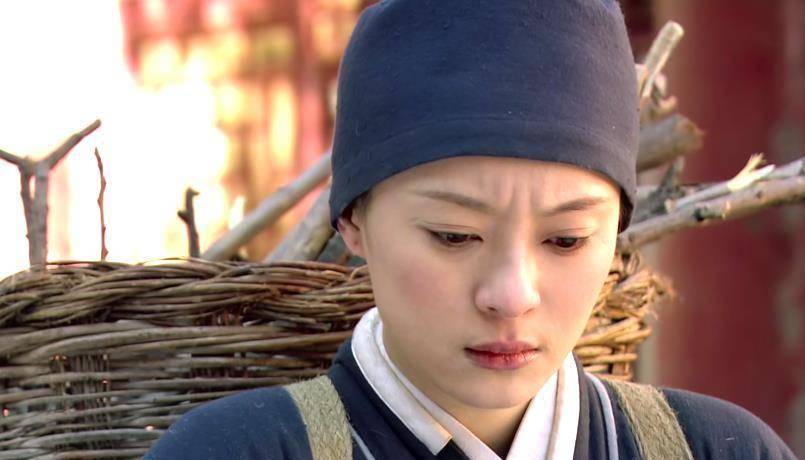 出宫,净身出户时,她的父亲获罪,甄家被抄,全家人被流放苦寒之地宁古塔