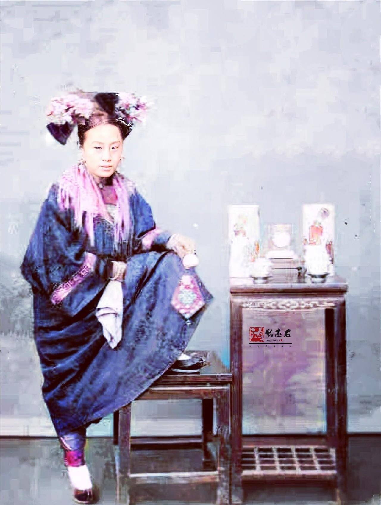 太监站在宫墙外笑逐颜开,拳民五花大绑坐地上一脸不屈_女子_义和团