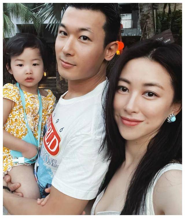 朱珠带全家秀海边美照,性感泳衣展魅力,2岁女儿可爱登场_照片_比基尼